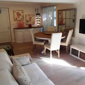 Charming Corner Abode With Castle Views Nice